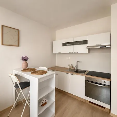 Bright & Cozy With Free Parking Appartement Bratislava