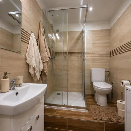 Bright & Cozy With Free Parking Appartement