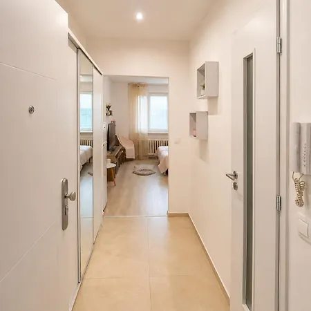 Bright & Cozy With Free Parking Appartement Bratislava